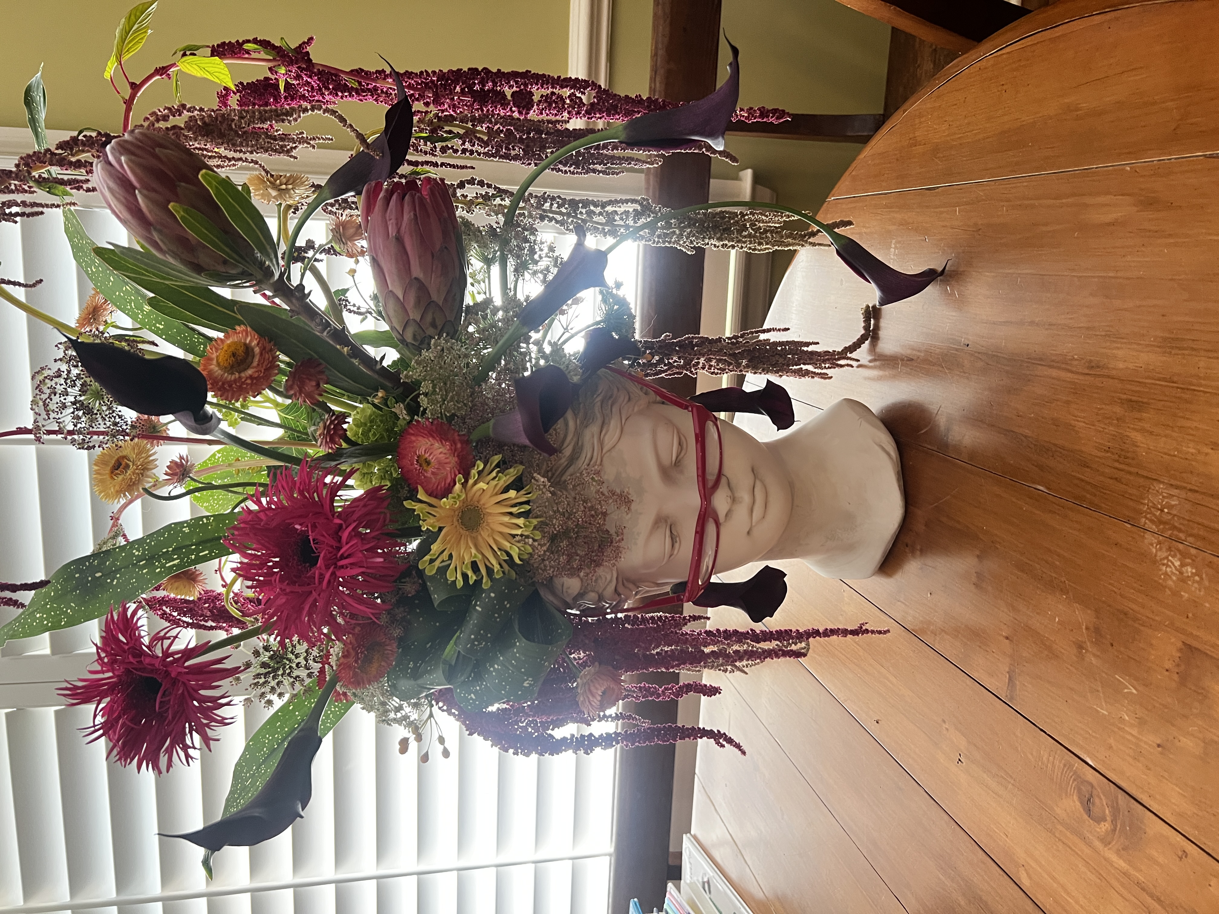 Drink tub with pink roses and sparkling canned beverages
