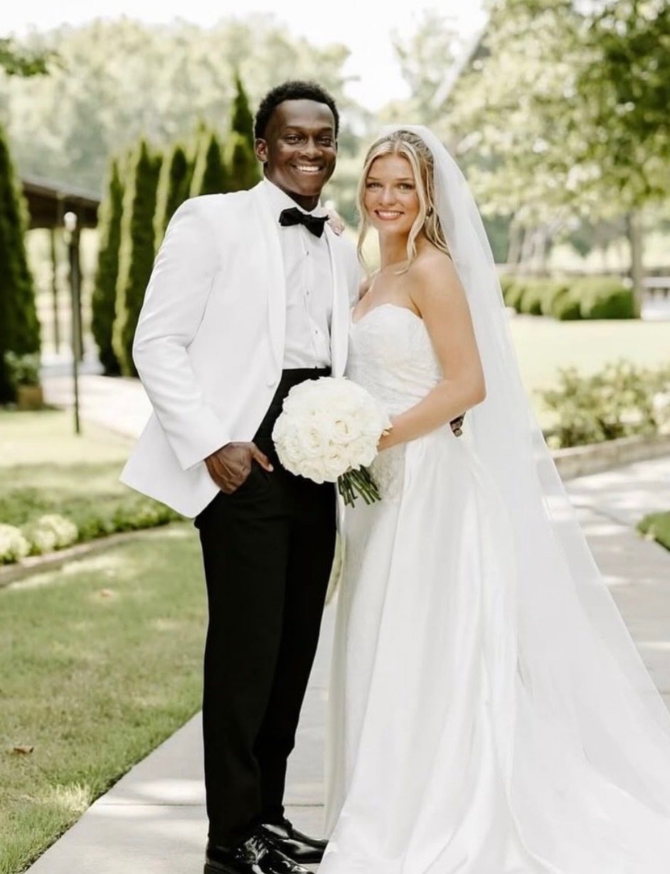 Classic all-white bridal bouquet